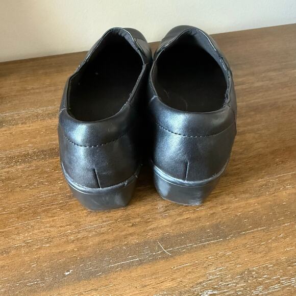 Clarks Woman’s May Marigold Black Leather Slip On Shoes- Size 10W - Picture 3 of 9